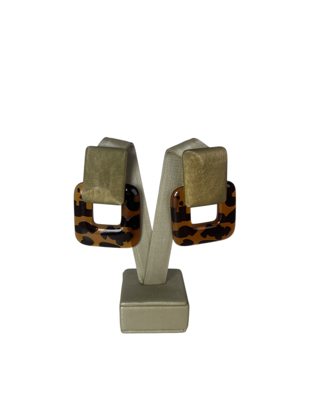 Brinco de resina oncinha