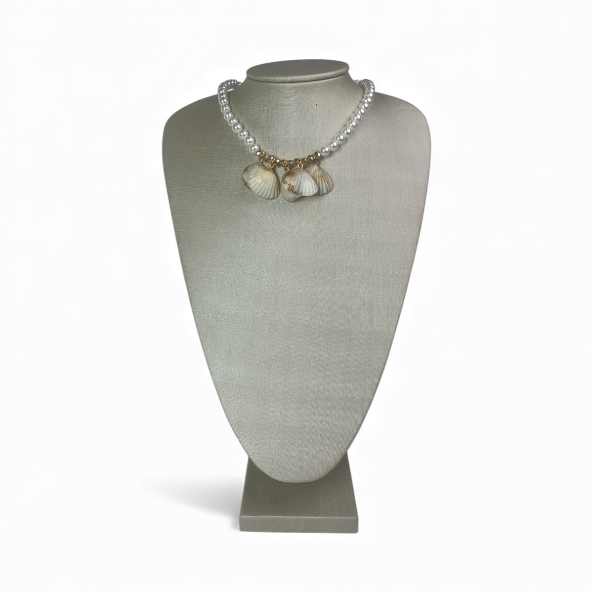 Colar de pérolas com conchas