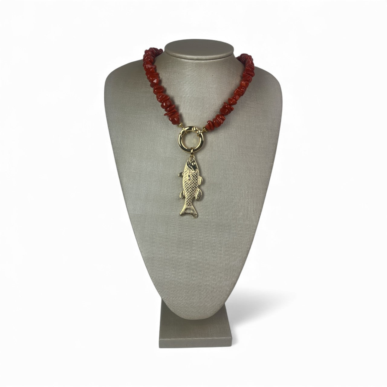 Colar pedra e peixe vermelho