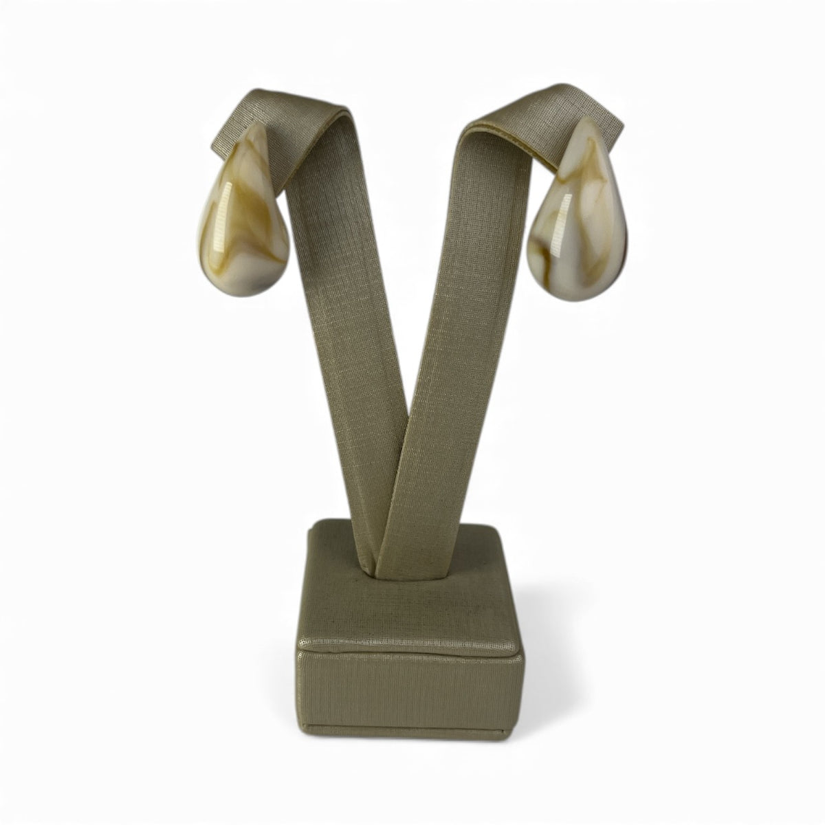 Brinco gota resina bege