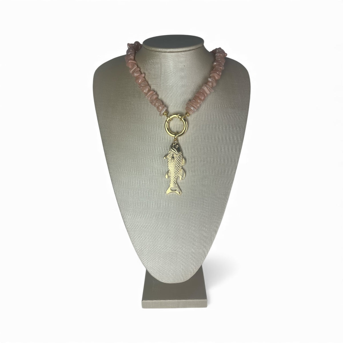 Colar pedras rosa e peixei dourado