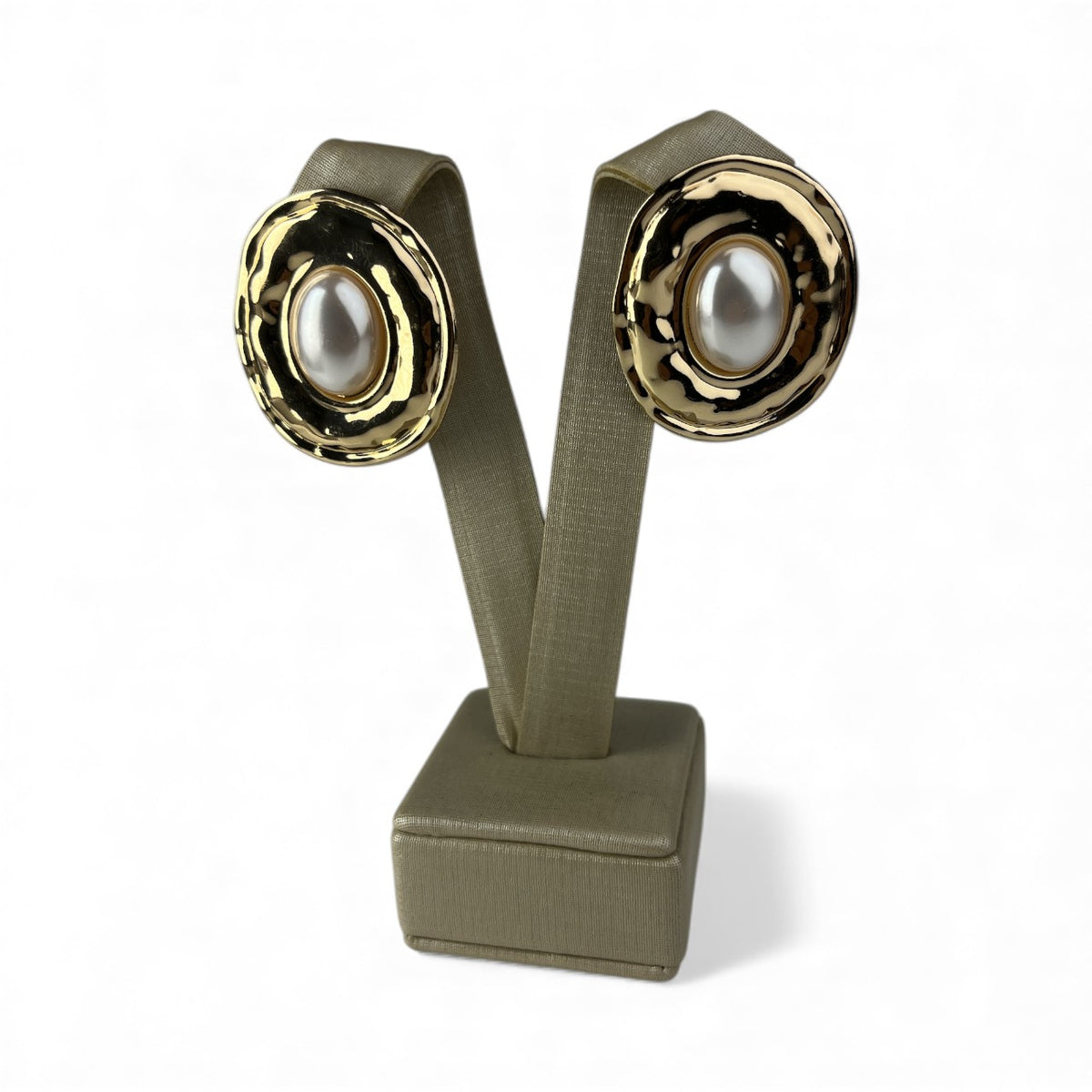 Brinco dourado com pérola