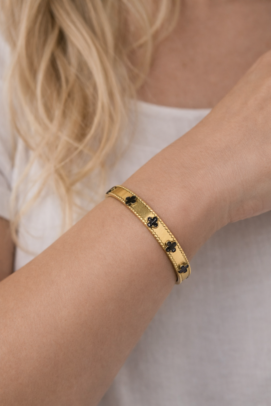 Pulseira Dourada com detalhes em trevo Maria Eloá