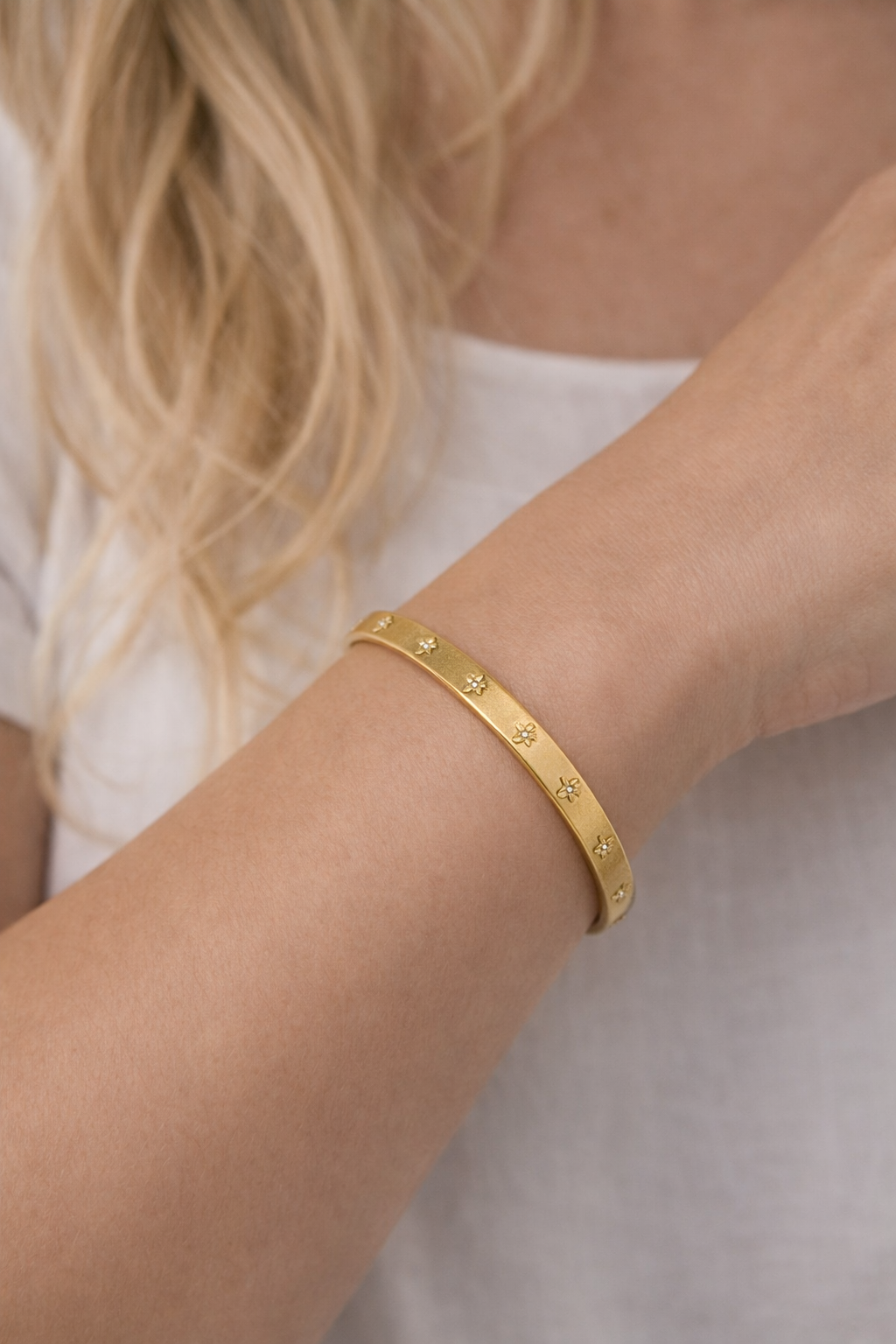 Pulseira Dourada com flores delicadas Maria Isabel