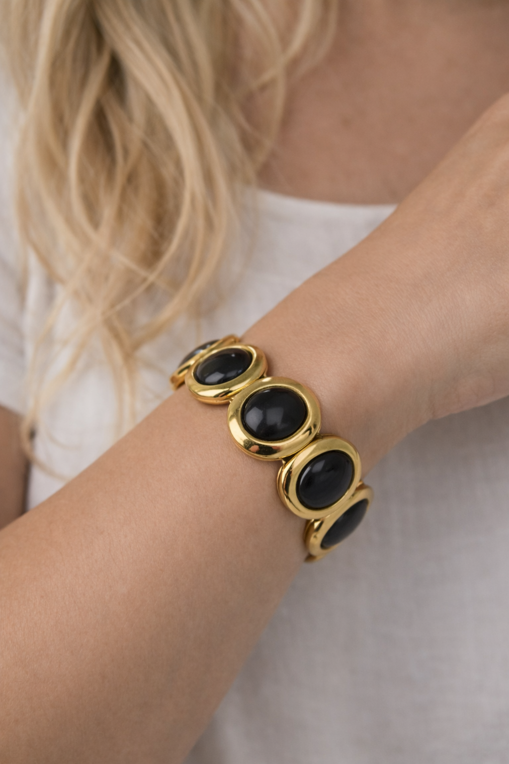 Bracelete Dourado Oval com Pedras Pretas Maria Ísis