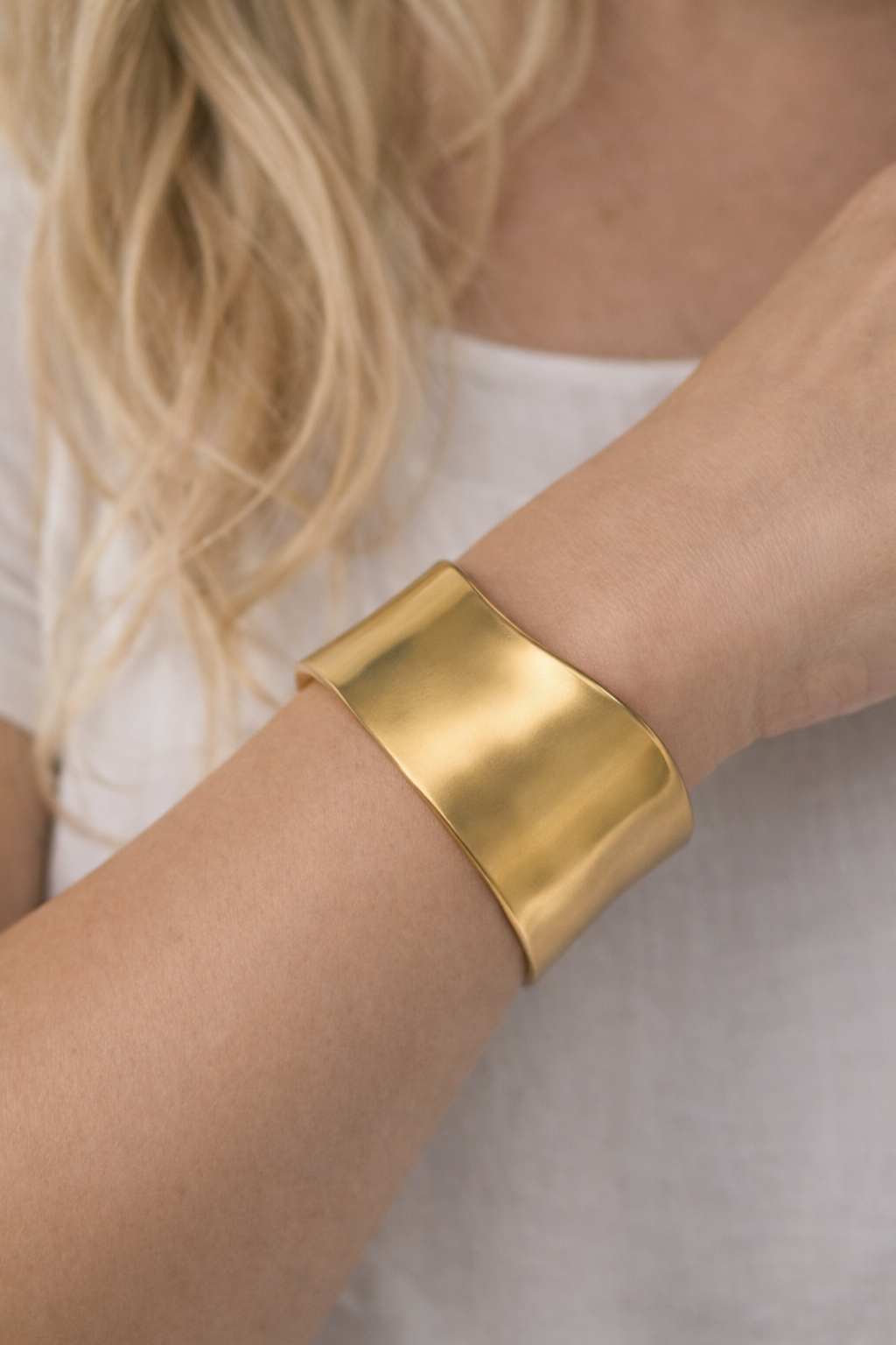 Bracelete Dourado Largo Texturizado Maria Laura