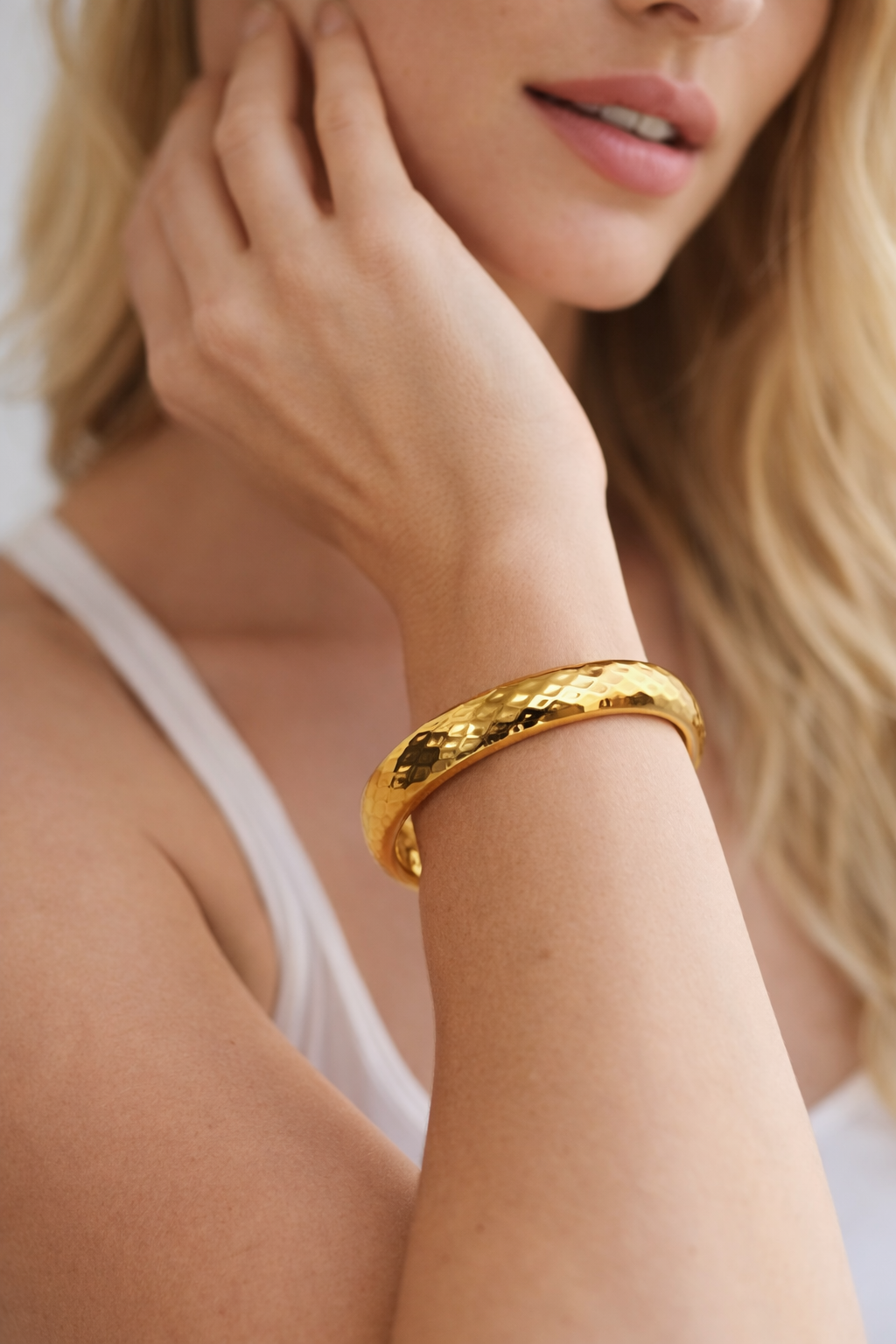 Bracelete Dourado Minimalista Texturizado Maria Olívia