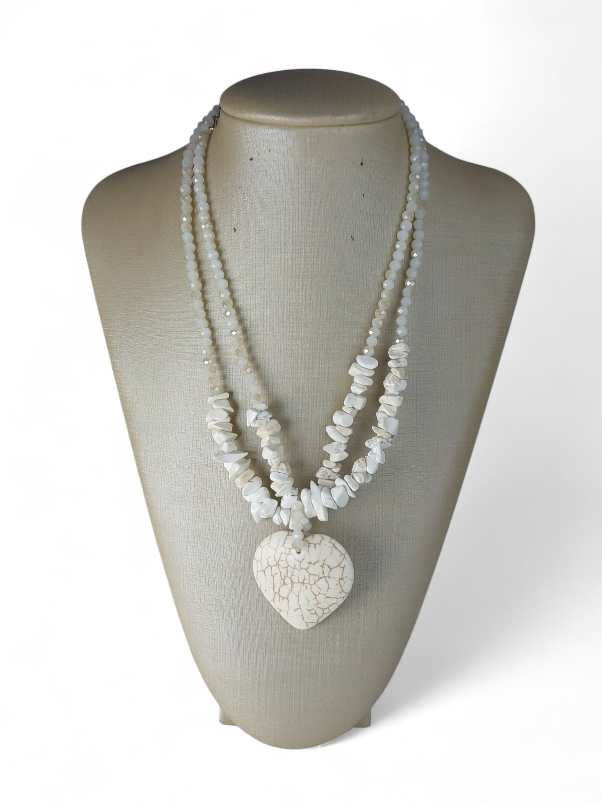 Colar Maria Coração Leve Resina