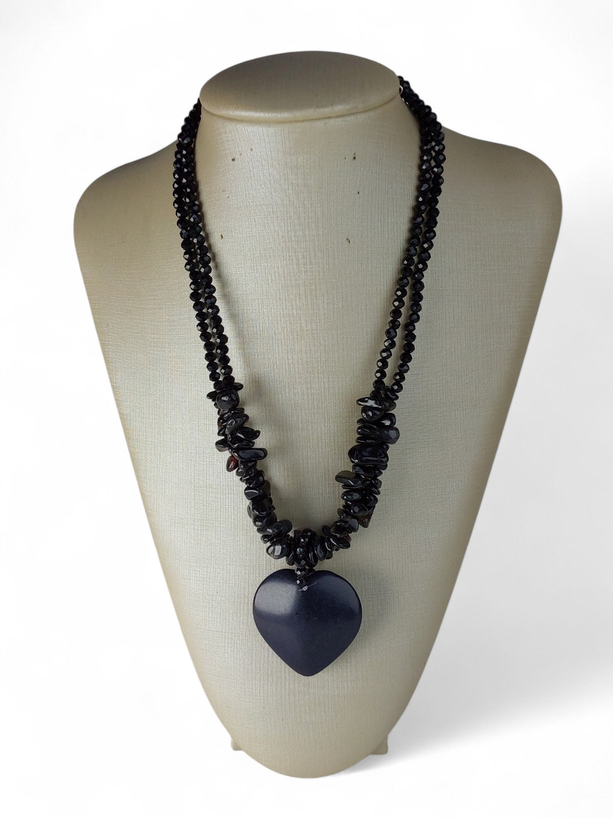 Colar Maria Coração Leve Resina