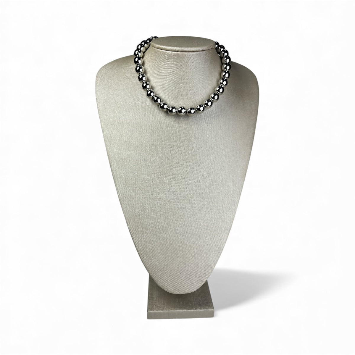 Colar prateado de bolinhas