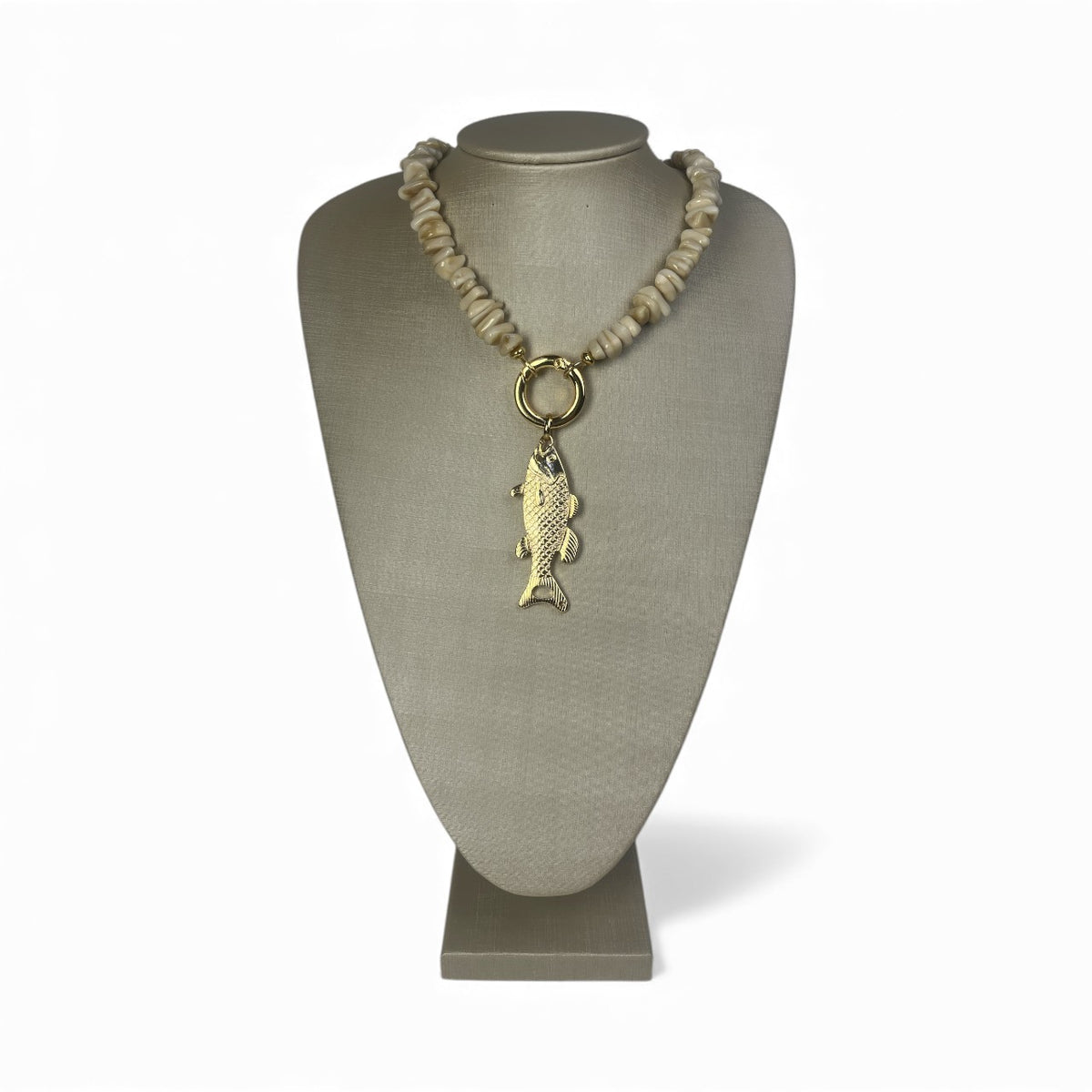 Colar bege claro com dourado