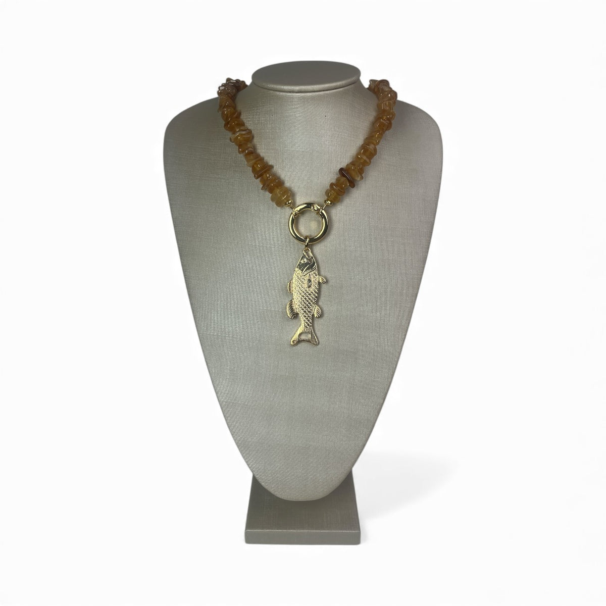 Colar pedras com peixe marrom